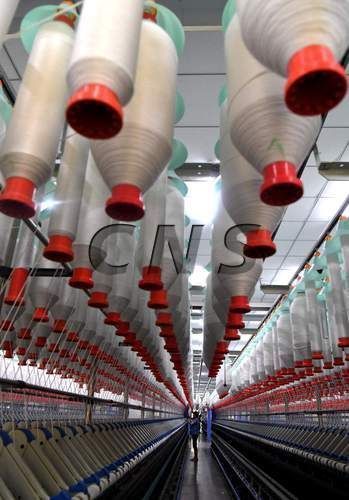 图为福建省尤溪县一家纺织厂工人在生产车间作业.资料图片